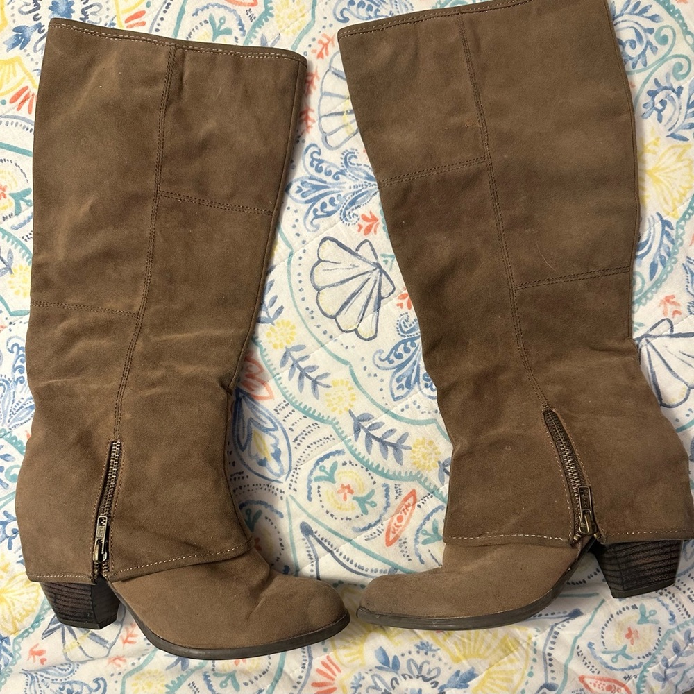 9M - Fergalicious distressed tan boots